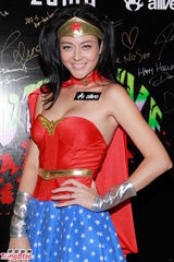 组图：香港明星欢庆万圣节 安志杰化身街霸阿龙