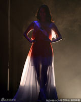 组图：25岁嫩模日本环球小姐夺冠 花枝乱颤比V