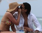 组图：球星法尔考海中爱抚娇妻 舔肚脐极度高调