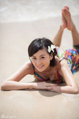 组图：戴娇倩异国大片深V出镜性感清新