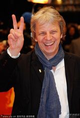 组图：《副作用》首映 王家卫携妻子助阵