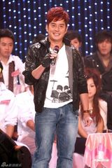 组图：谭咏麟现身跳机械舞 激情献唱要做不老校长