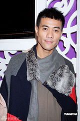 幻灯：张卫健澄清婚变传闻 小柏芝贡米亮相香江