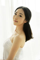 组图：刘奕丹白衫性感写真 香肩微露秀曼妙曲线