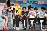 组图：美男乐团FTIsland亮相 与粉丝亲昵击掌