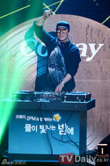 组图：2PM白智英携手亮相音乐庆典 Nichkhun未出席