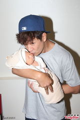 组图：陈浩民太太出院 一家四口亮相乐融融