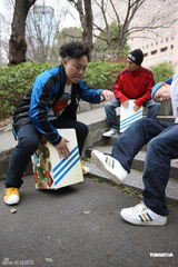 组图：陈奕迅演绎品牌精神 展现团队热情