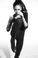 组图：张蓝心黑白帅气动作写真