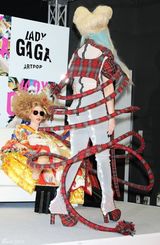 组图：Gaga雷装似神龙摆尾 白娘子头推真人娃娃