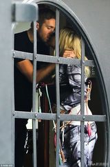 组图：瑞塔奥拉另类服装吸睛 与男友分别忙献吻