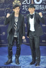 组图：周杰伦走蓝毯 络腮胡新造型显成熟魅力