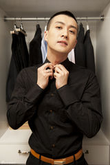 组图：高仁居家时尚大片 完美诠释圆寸帅哥