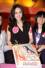 组图：阿娇否认TWINS解散 坦言不是“黑面女神”