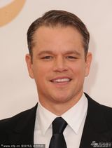 组图：马特-达蒙黑西装帅气亮相艾美红毯