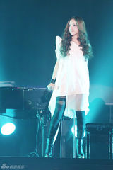 组图：张靓颖新加坡震撼开唱 潘辰美丽助阵