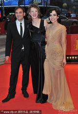 幻灯图集：《在路上》首映变庆生会 主席热拥导演