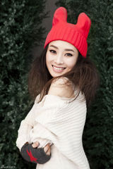 组图：汤晓菲圣诞造型写真曝光显俏皮