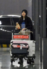 独家：高圆圆独自回京 路边等车啃汉堡