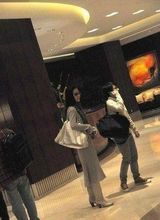 组图：刘亦菲遵母命相亲？约见神秘男神情拘谨