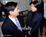 组图：韩星沈银河隐退10年终亮相 助阵丈夫新书发布