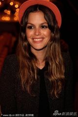 组图：布莱克-莱弗利爆乳亮相时装秀 和老佛爷热聊