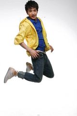 组图：国产美男许诺拍新写真 秋装大片动感十足