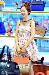 组图：韩星成宥利为品牌站台 透视短裙露酥胸