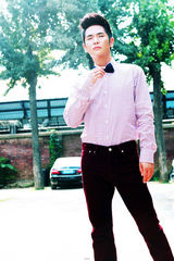 组图：张晓龙街拍LOOK 粉色格子衬衣搭领结