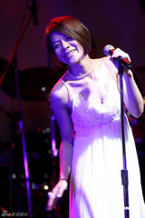 幻灯图：江美琪为演唱会瘦身 白裙飘飘温婉可人