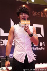 组图：汪东城签售会大秀肌肉引尖叫