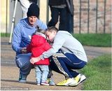 组图：贝克汉姆带子女公园游玩 小七萌趣可爱