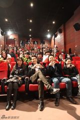 组图：《对不起我爱你》首曝烟花海报传递温暖