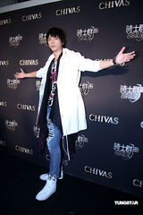 幻灯：阮经天郑元畅等现身骑士派对 信卖力演出