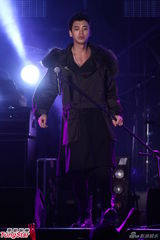 组图：A-Lin落泪小宇忙救场 信旋风登台引高潮