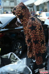 组图：周杰伦豹纹装携母出行 机场遇媒体玩快闪