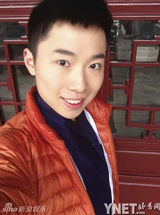 组图：武汉大学胡须男校园中扮美女 羡煞女生