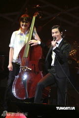 组图：萧敬腾唱《black or white》 向杰克逊致敬