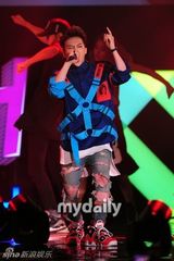 组图：BigBang成员GD开唱 秀劲舞大汗淋漓