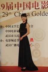 组图：王珞丹亮相红毯 长马尾变邻家女孩