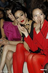 组图：钟丽缇红色裤袜惹火捞金 不受离婚影响展笑脸 