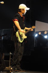 组图：崔健上海开唱《一无所有》引大合唱