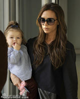 组图：辣妹单手抱女黑超遮面 小七扎朝天辫啃手卖萌