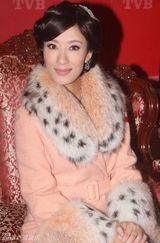 策划组图：《名媛望族》杨怡各色大衣打造暖冬