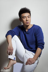 组图：型男雷雷全新写真气质忧郁