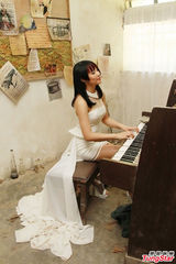 组图：郑嘉嘉肉背惹蚊子亲吻 高温下脸被泼水