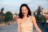 高清图：江一燕露肩长裙清新淡雅 迷情布拉格街头