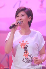 组图：李克勤郑欣宜开唱 鼓励年青人追梦