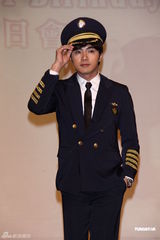 组图：贺军翔圣诞开制服生日趴 工作满档没空入伍