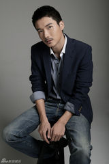 组图：李泰拍蓄须写真 显干练硬朗男人味